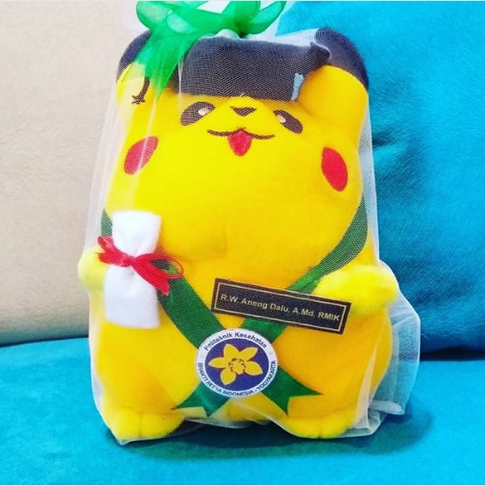  Pikachu  Boneka  Wisuda Politekkes Bhakti Setya Kado Wisudaku