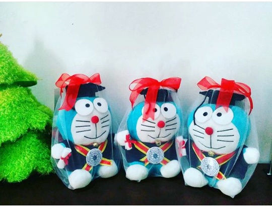  Doraemon  Boneka  Wisuda STIPRAM Kado Wisudaku