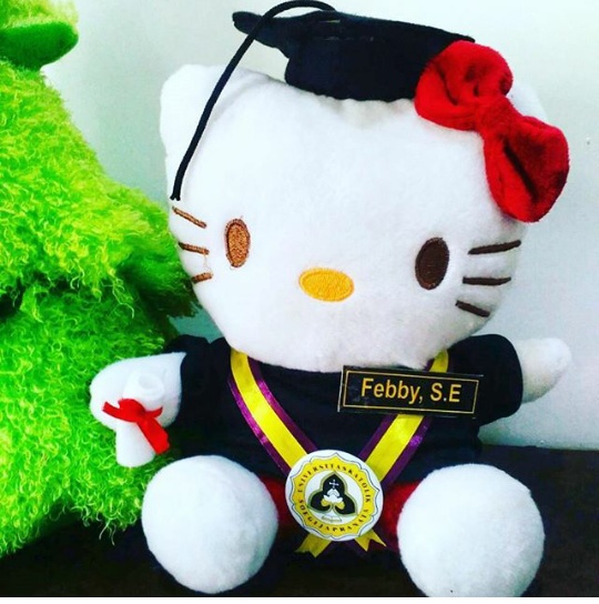  Hello  Kitty  Boneka Wisuda  UNIKA Kado Wisudaku