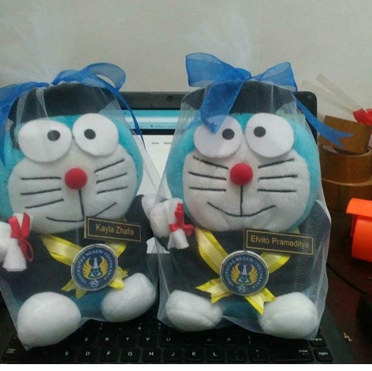  Doraemon  Boneka  Wisuda UNY Kado Wisudaku