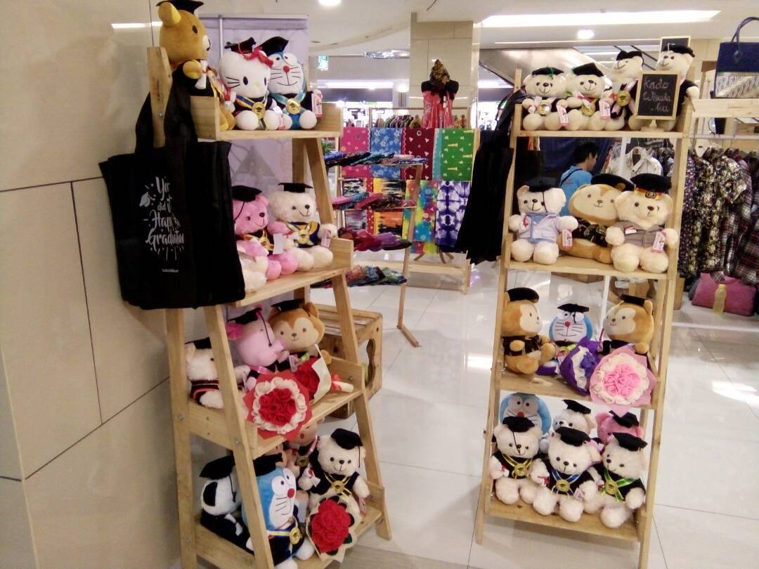 Boneka Wisuda di Galeria Mall Yogyakarta