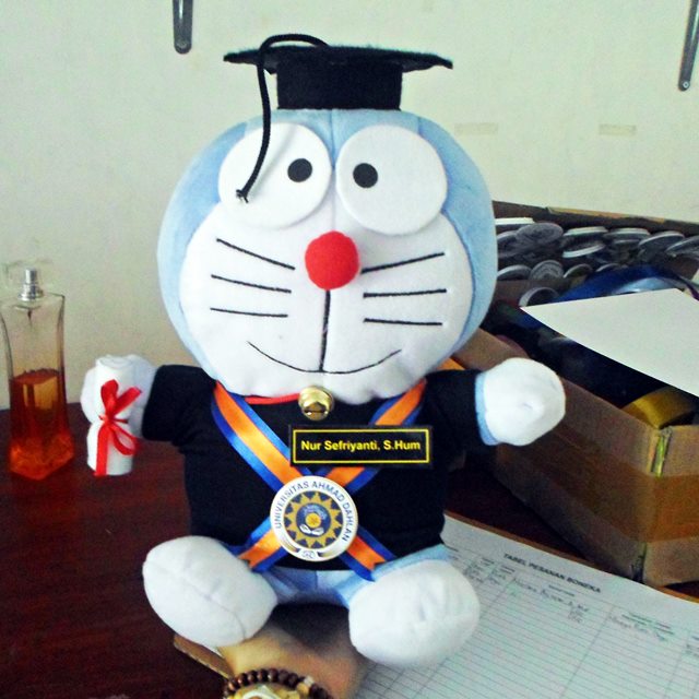 Boneka Wisuda Doraemon S UAD Kado Wisudaku