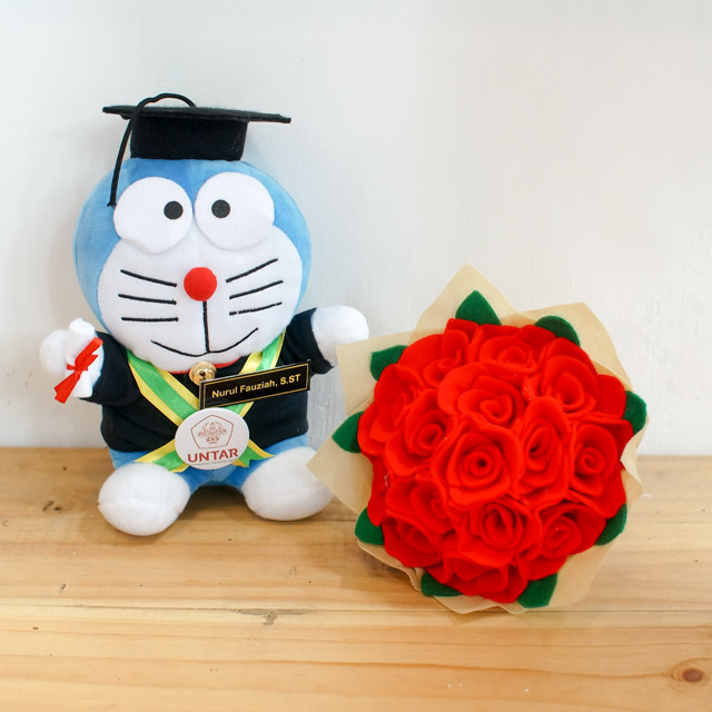 Paket Boneka Wisuda Doraemon dan Bunga Flanel
