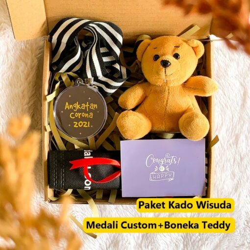 Gift Box Boneka + Medali Kalung Wisuda Custom Hampers