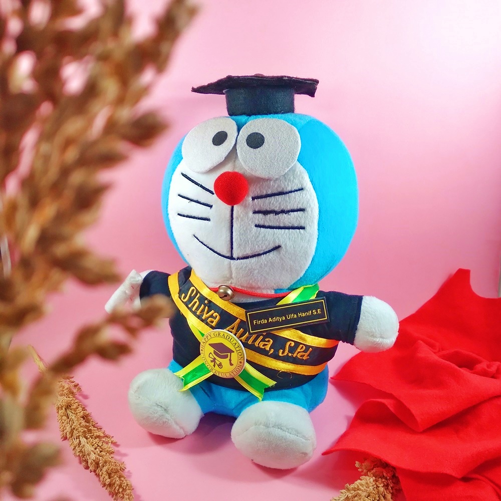 Boneka Wisuda Doraemon M Selempang Bordir Nama