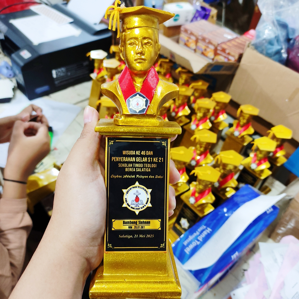 Detail Produk Patung Wisuda Gold STT Berea Salatiga
