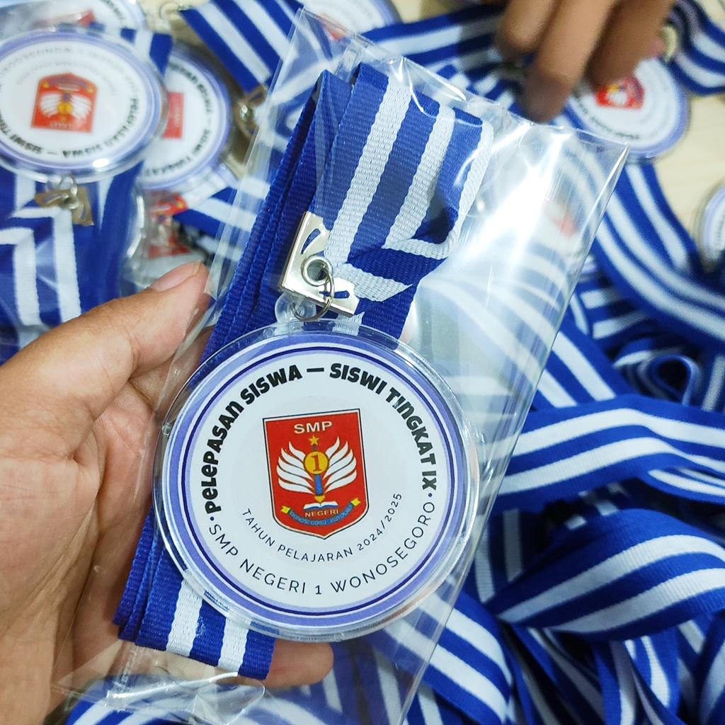 Detail medali wisuda SMP N 1 Wonosegoro