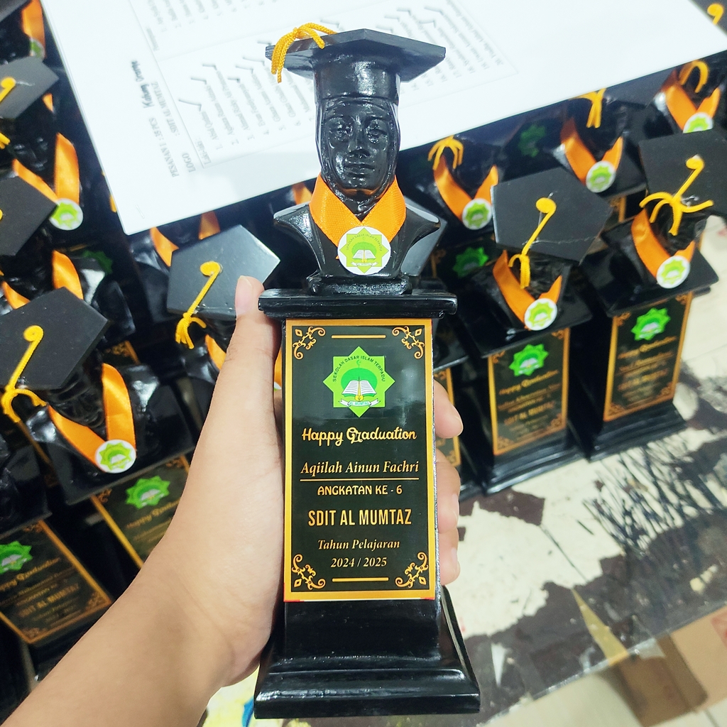 Detail patung wisuda SDIT Al Mumtaz