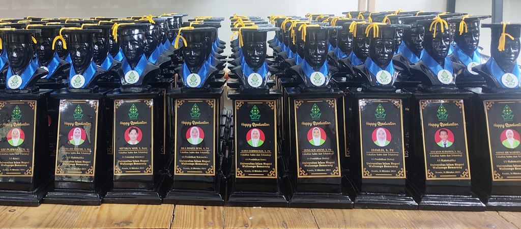 Foto Banyak Orderan Patung Wisuda UIN Walisongo Semarang