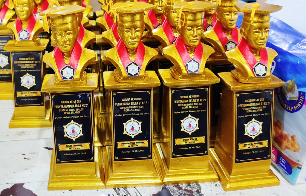 Pesanan Patung Wisuda Gold STT Berea Salatiga