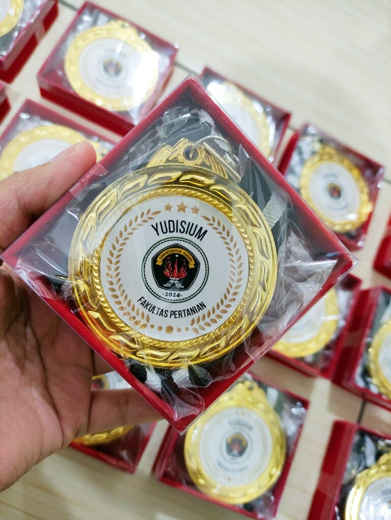 Produk Jadi Medali Logam Univeristas Kadiri Box Mika Bludru