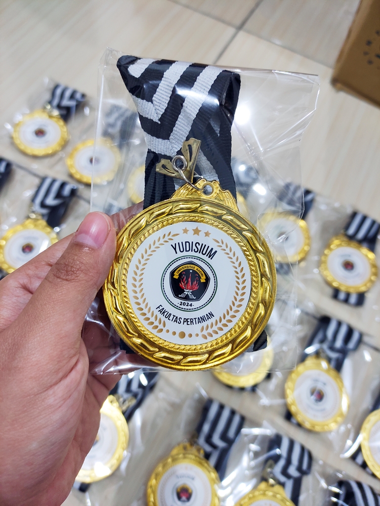 Produk Jadi Medali Logam Univeristas Kadiri