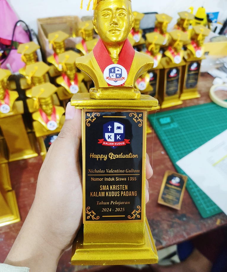 Detail Produk patung wisuda SMA Kristen Kalam Kudus Padang