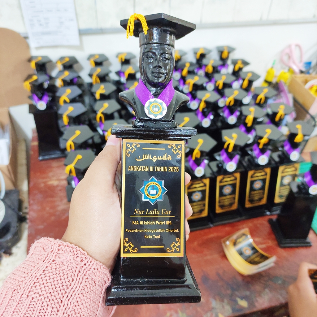 Patung Wisuda Ponpes Hidayatullah Ohaitel Detail produk