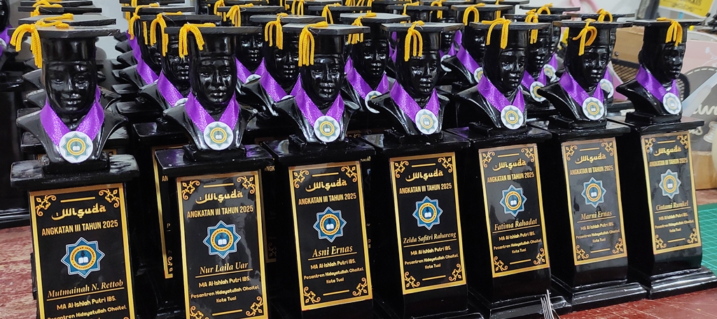 Patung Wisuda Ponpes Hidayatullah Ohaitel Plakat