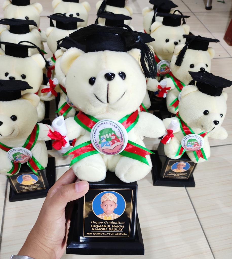 Piala boneka wisuda TK IT Qurrota A’yun Abepura Detail
