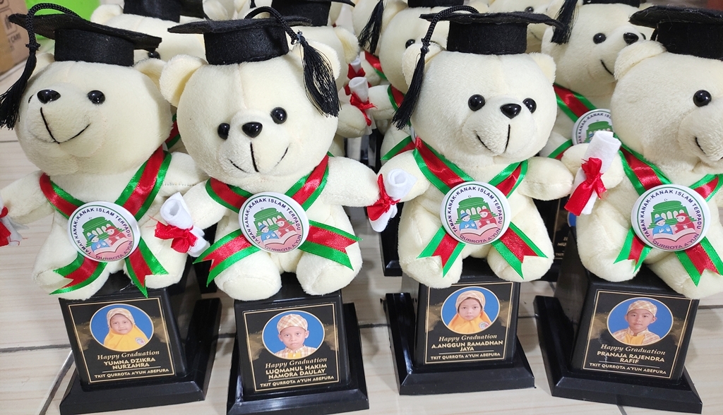 Piala boneka wisuda TK IT Qurrota A’yun Abepura Logo Produk