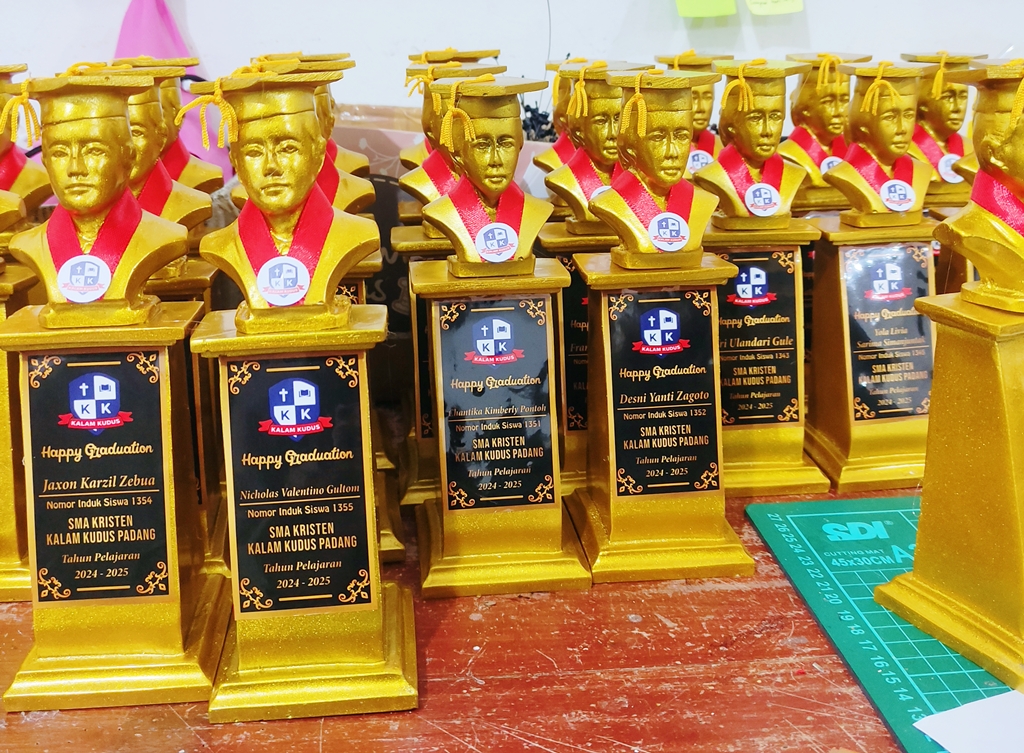 Produk patung wisuda SMA Kristen Kalam Kudus Padang